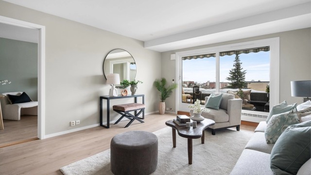 Lys og luftig stue med store vindusflater mot balkongen som slipper inn rikelig med dagslys og gir en god romfølelse.