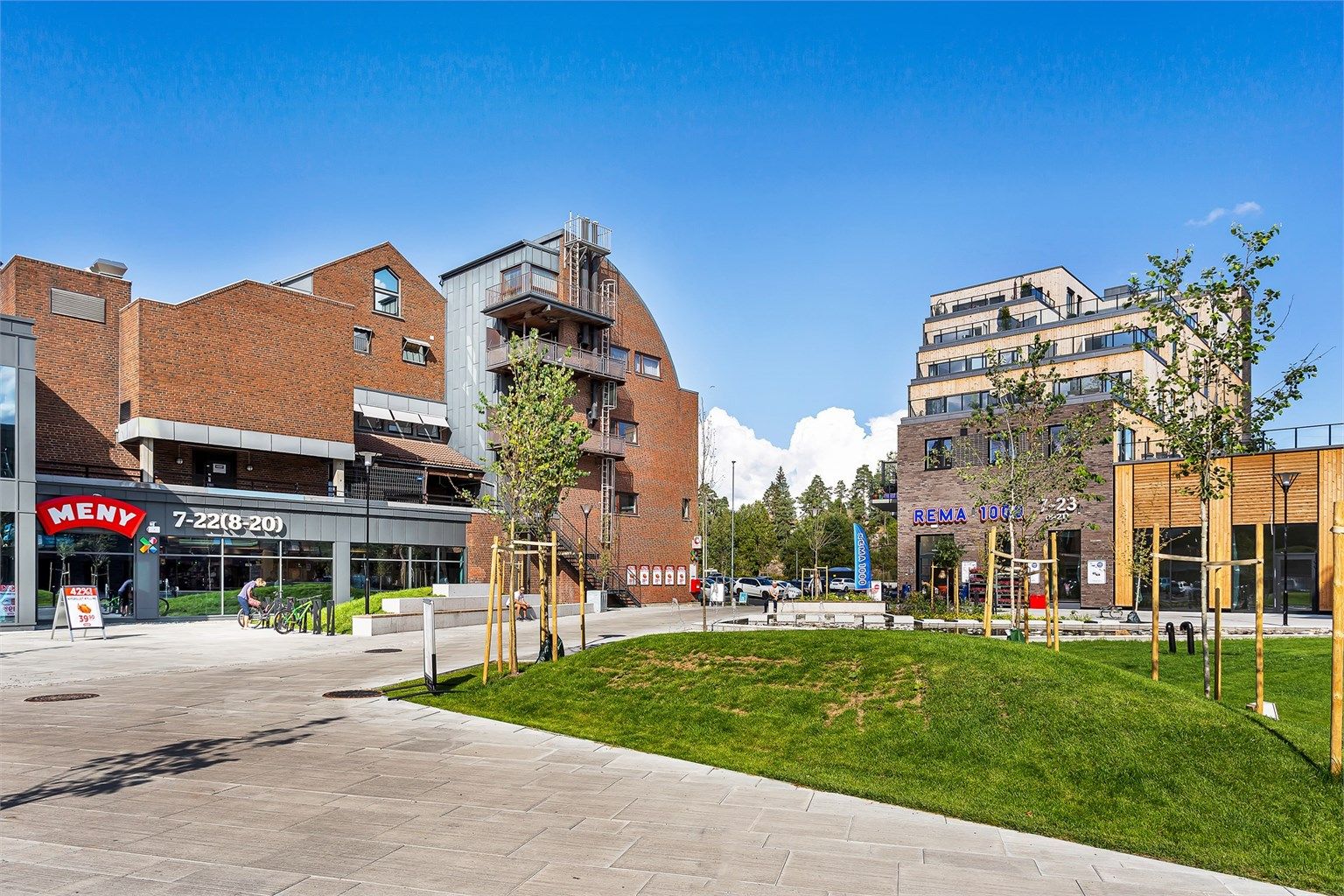 Greverud Torg med Rema 1000, Meny, Mester grønn, legesenter, tannlege, fysioterapeut, apotek, frisøk, café og restauranter