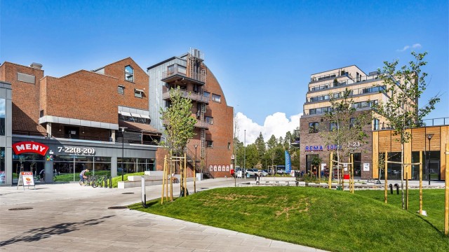 Greverud Torg med Rema 1000, Meny, Mester grønn, legesenter, tannlege, fysioterapeut, apotek, frisøk, café og restauranter