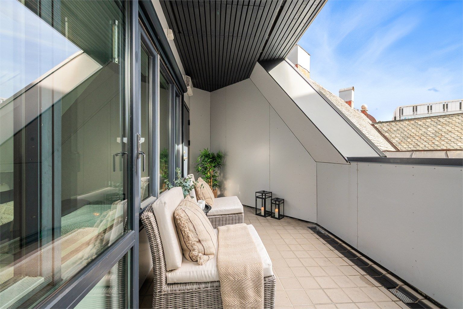 Balkongen har god plass til en sittegruppe og er en fin, ekstra sone til leiligheten