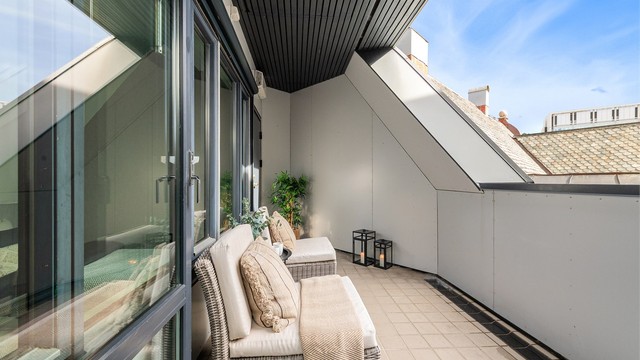 Balkongen har god plass til en sittegruppe og er en fin, ekstra sone til leiligheten