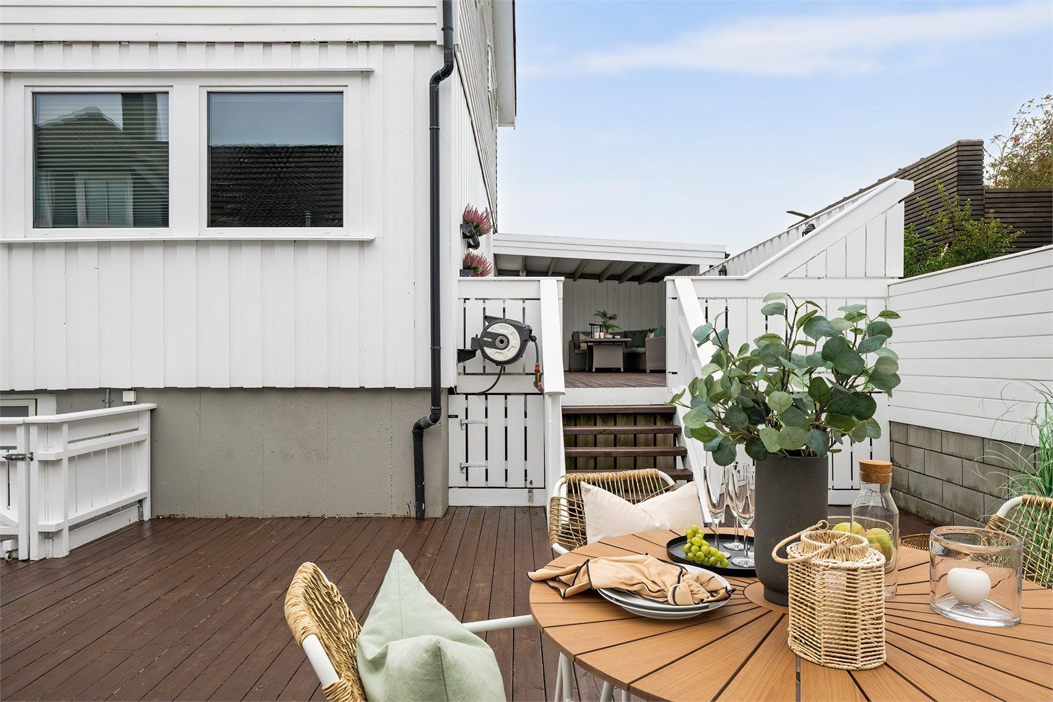 Flott terrasse på hele 91 kvm som går over to plan.