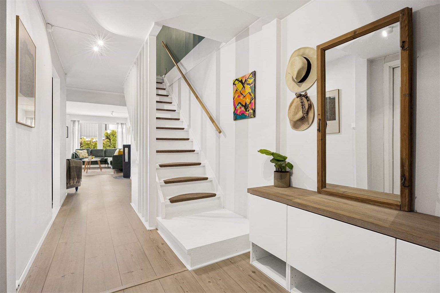 Fra entreen åpner boligen seg opp mot stuen, med trapp som leder til andre etasje.