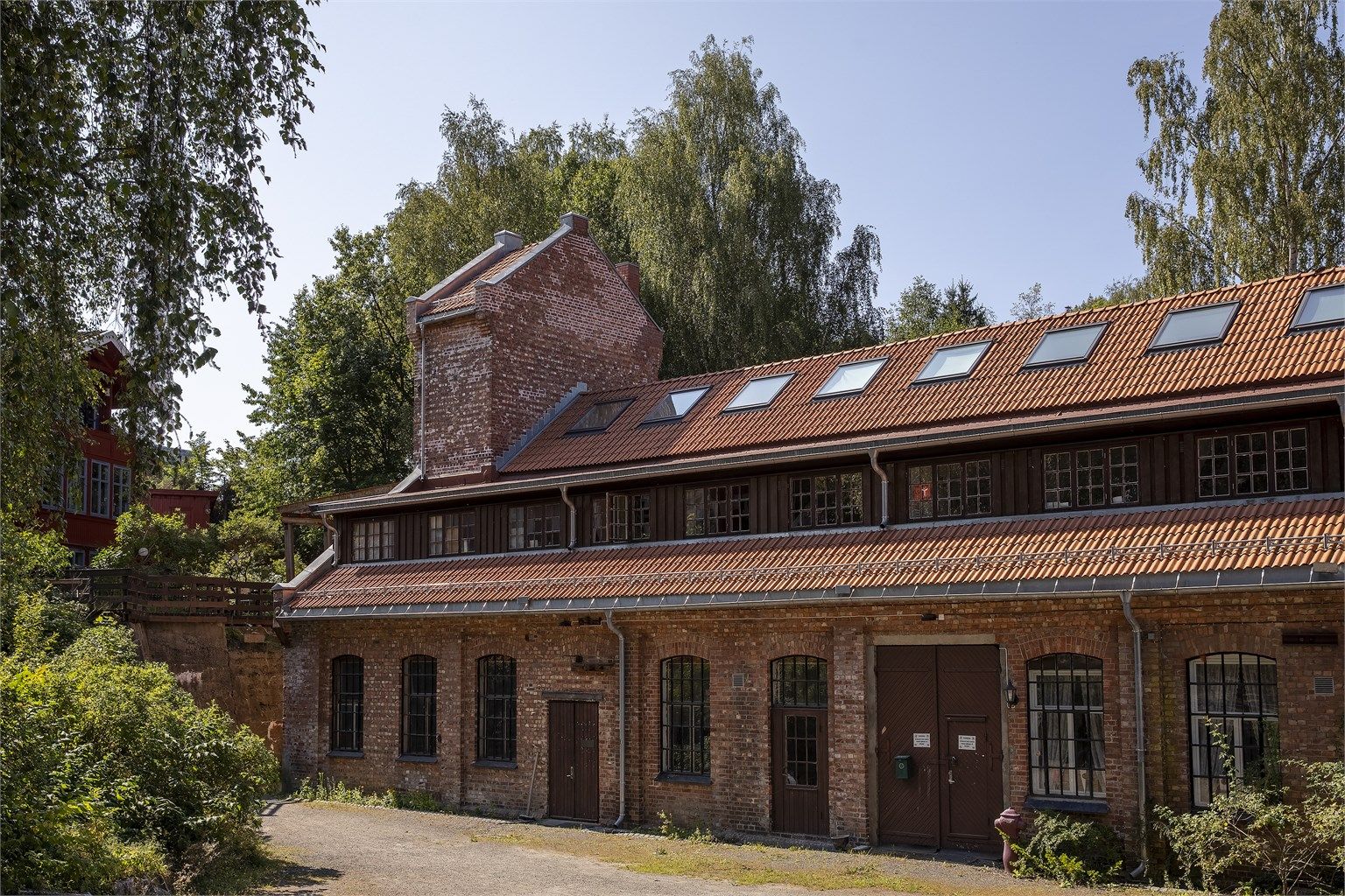 Frysja kunstnersenter er et kunstnerfellesskap som er etablert i O. Mustad og Søns gamle fabrikkbygninger. Her arrangeres diverse arrangementer 