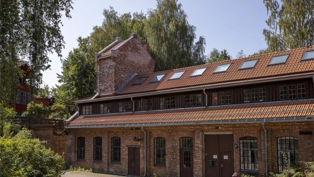 Frysja kunstnersenter er et kunstnerfellesskap som er etablert i O. Mustad og Søns gamle fabrikkbygninger. Her arrangeres diverse arrangementer