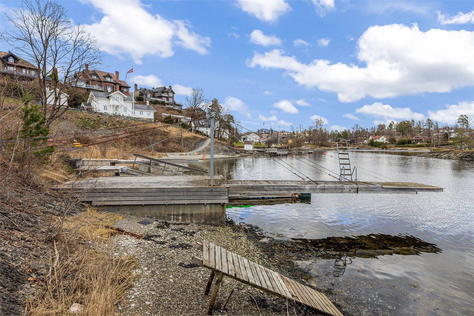 Med boligen følger egen strandparsell i gangavstand med brygge, gnr. 39, bnr. 594.