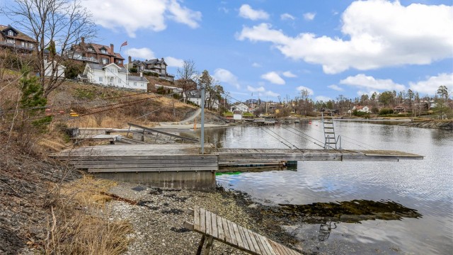 Med boligen følger egen strandparsell i gangavstand med brygge, gnr. 39, bnr. 594.