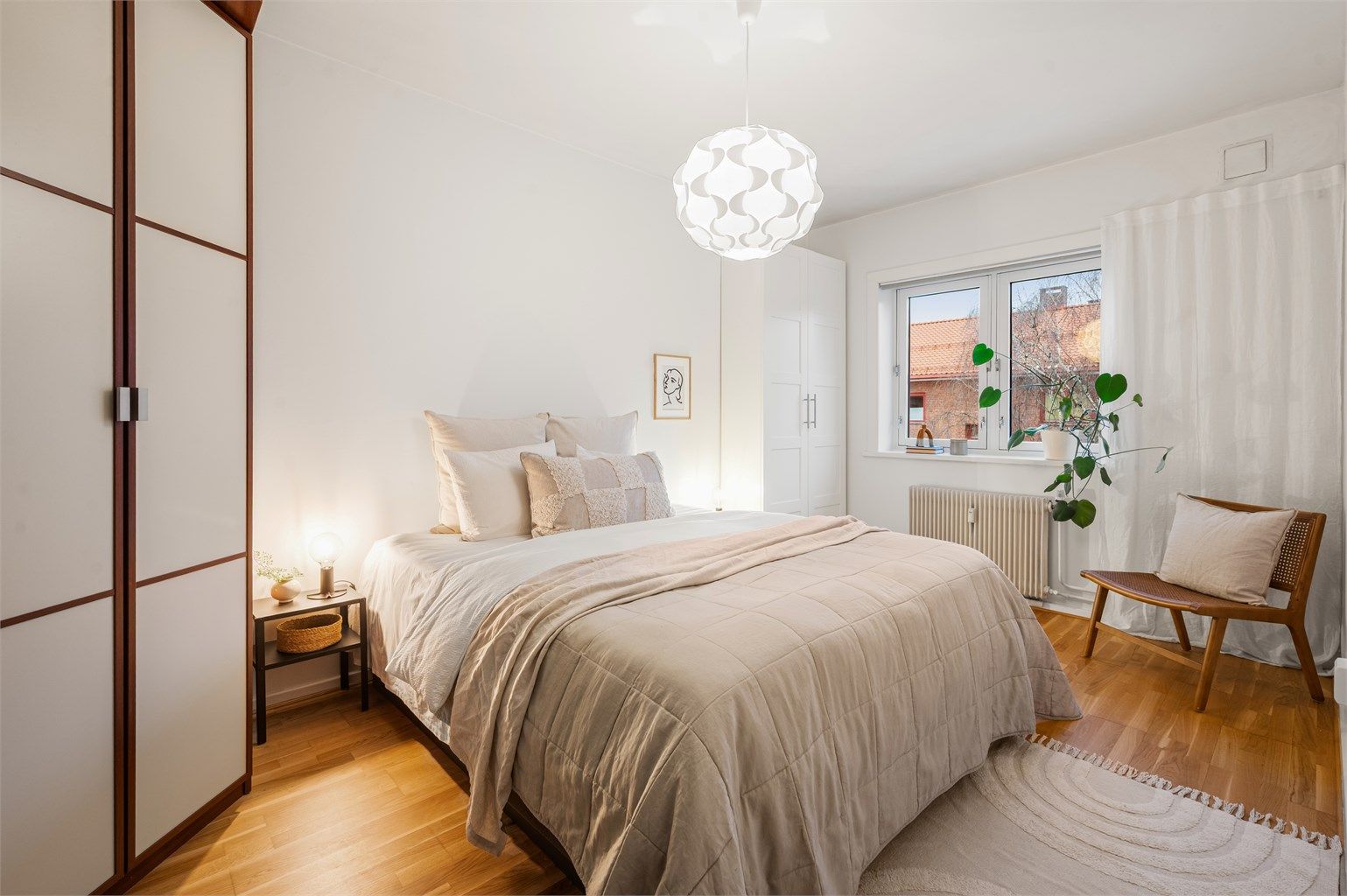 Leilighetens soverom har adkomst fra gangen og er malt i en tidsriktig og behagelig farge.