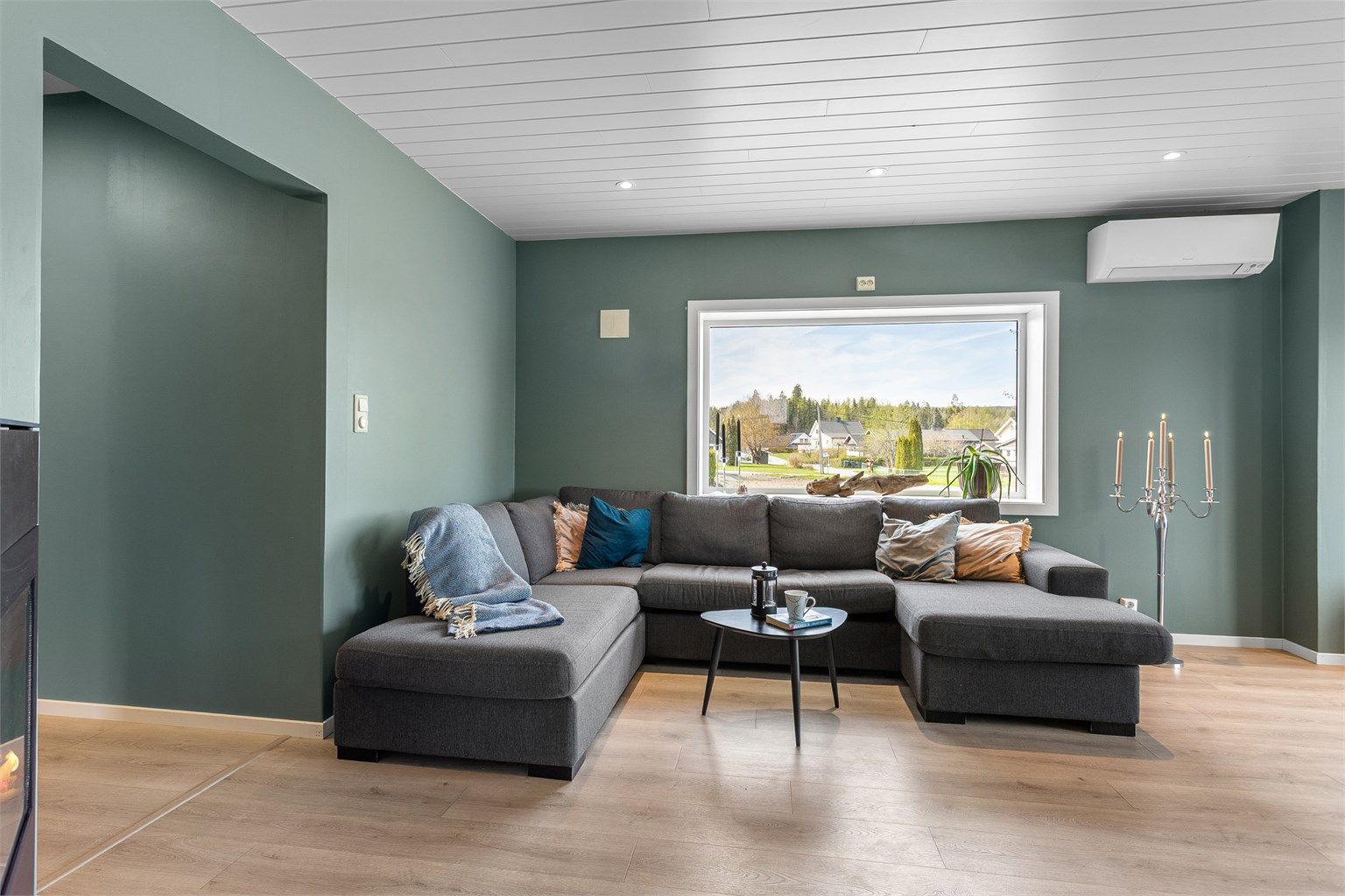 Utgang fra stuen til fin uteplass på balkong
