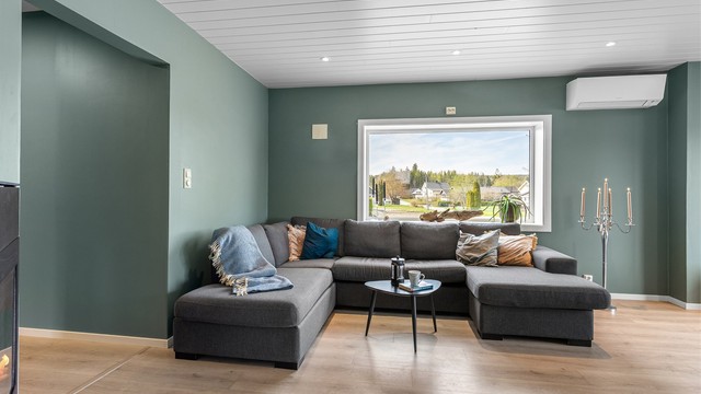 Utgang fra stuen til fin uteplass på balkong