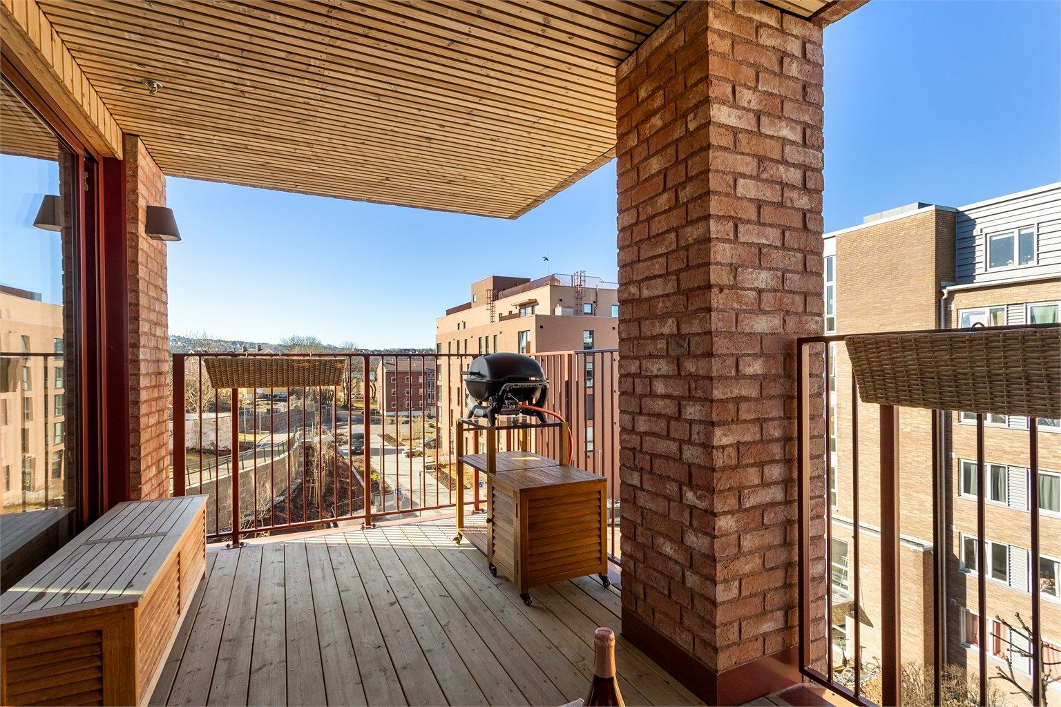 Lys og luftig hjørnebalkong med solrike forhold.