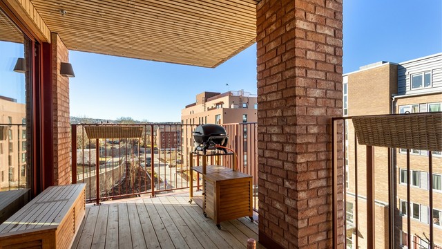 Lys og luftig hjørnebalkong med solrike forhold.