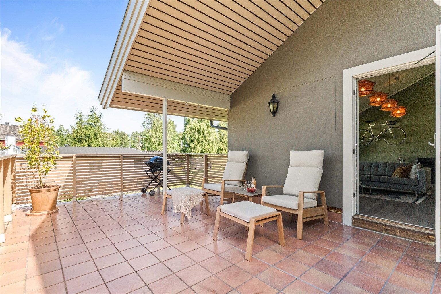 Verandaen er på hele 33m² har god plass til både sittegruppe og grill.