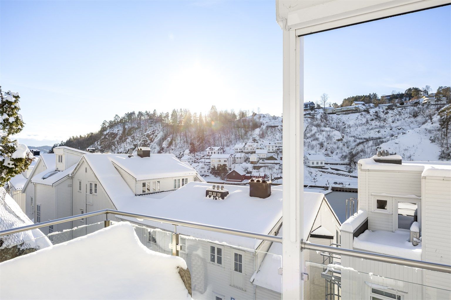 Verandaen er delvis overbygd og har en flott utsikt. 