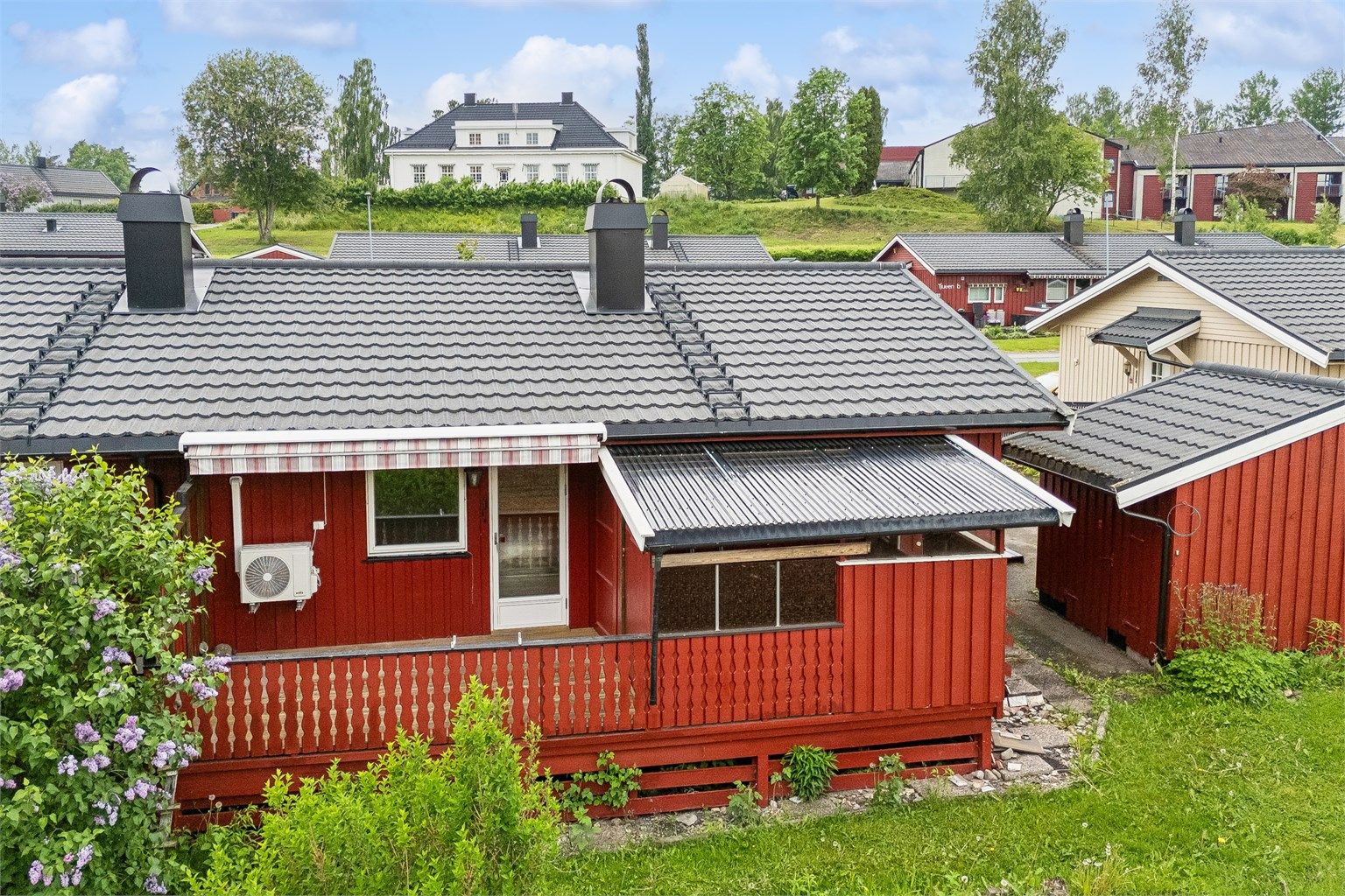 Skjermede uteplasser med gode solforhold.