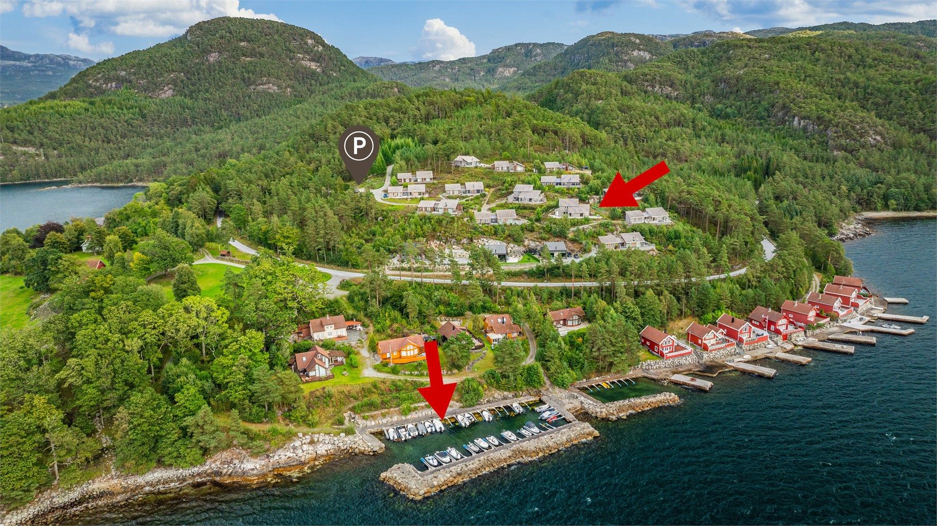 Det er kort vei fra parkeringsplassen til hytten. Båtplass nr. 7 tilhører hytten. 