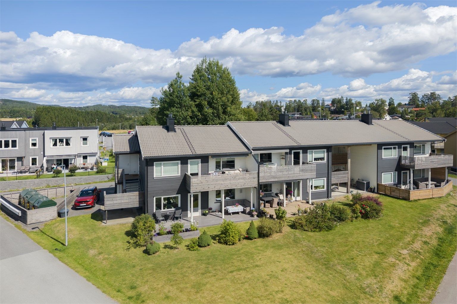 Leiligheten disponerer en fast biloppstillingsplass på felles parkeringsområde.