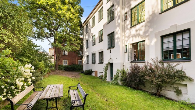 Bakgården er pent opparbeidet med asfalterte veier, sittegruppe, plenarealer og diverse beplantning. I bakhagen er det tilrettelagt for sykkelparkering.