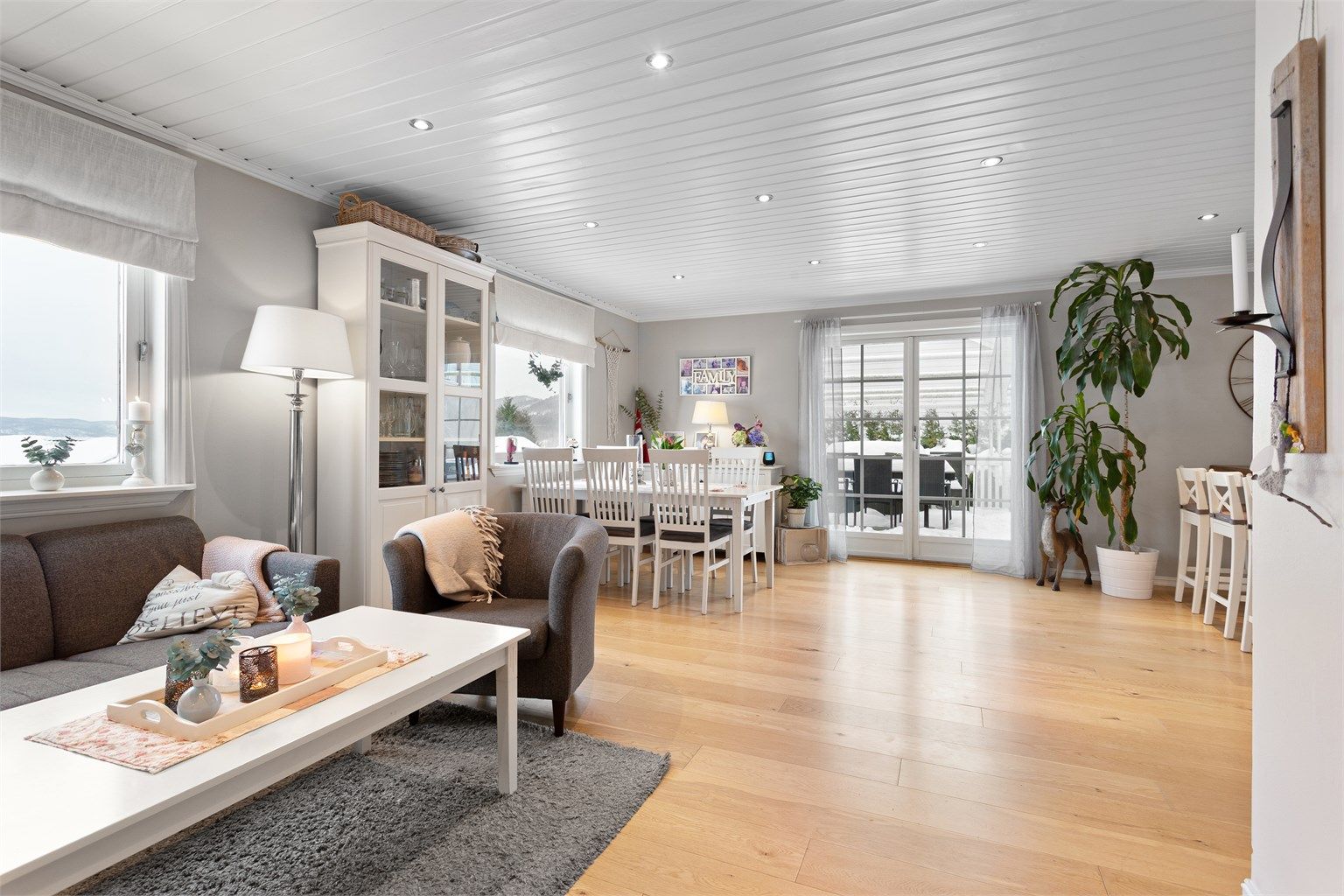 Fra stuen er det direkte utgang til en romslig terrasse på ca. 54 m².