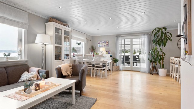 Fra stuen er det direkte utgang til en romslig terrasse på ca. 54 m².