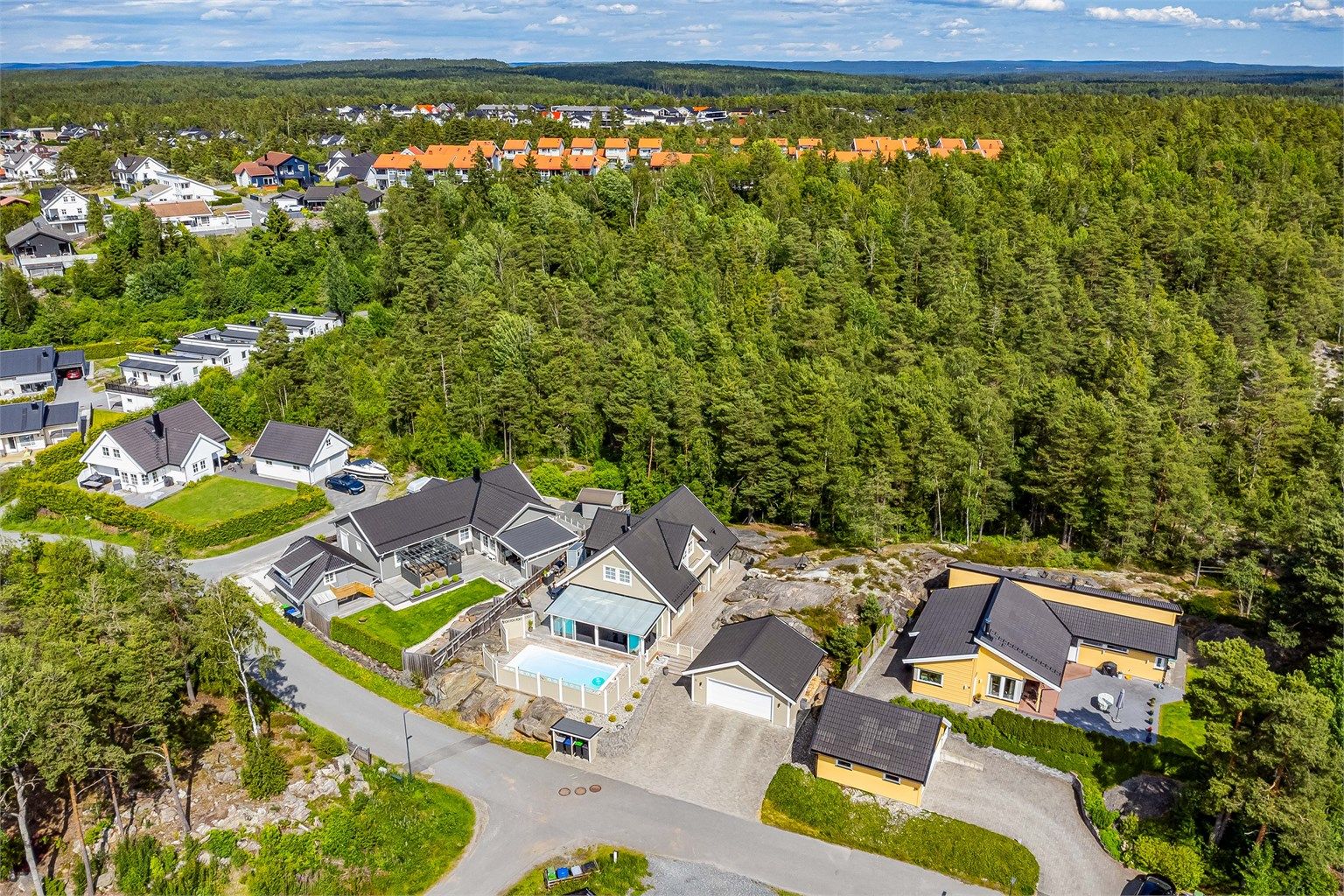 Boligen har en tilbaketrukken plassering inntil skogkanten i øvre del av Ileveien ved Augerød. Boligen er nymalt utvendig i mai/juni.