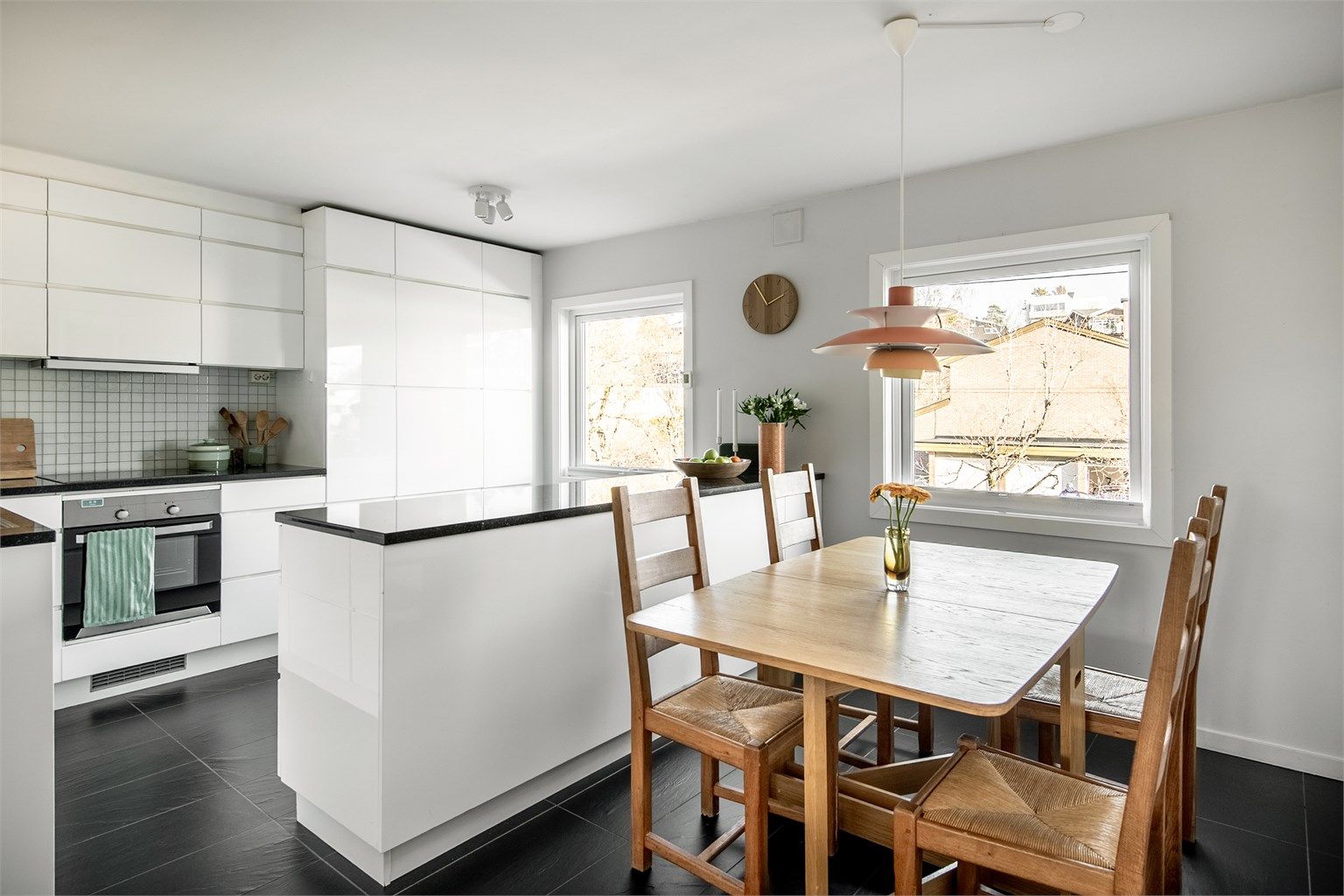Moderne kjøkken fra 2010 med en sosial kjøkkenøy og god plass til spisebord.