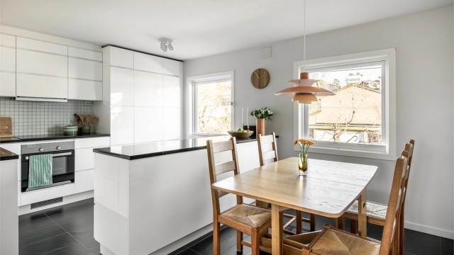Moderne kjøkken fra 2010 med en sosial kjøkkenøy og god plass til spisebord.