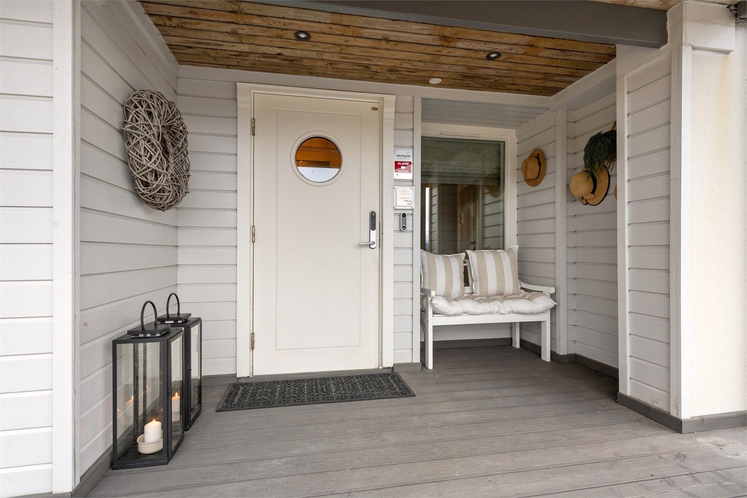 Overbygd inngangsparti med entrédør med elektrisk kodelås