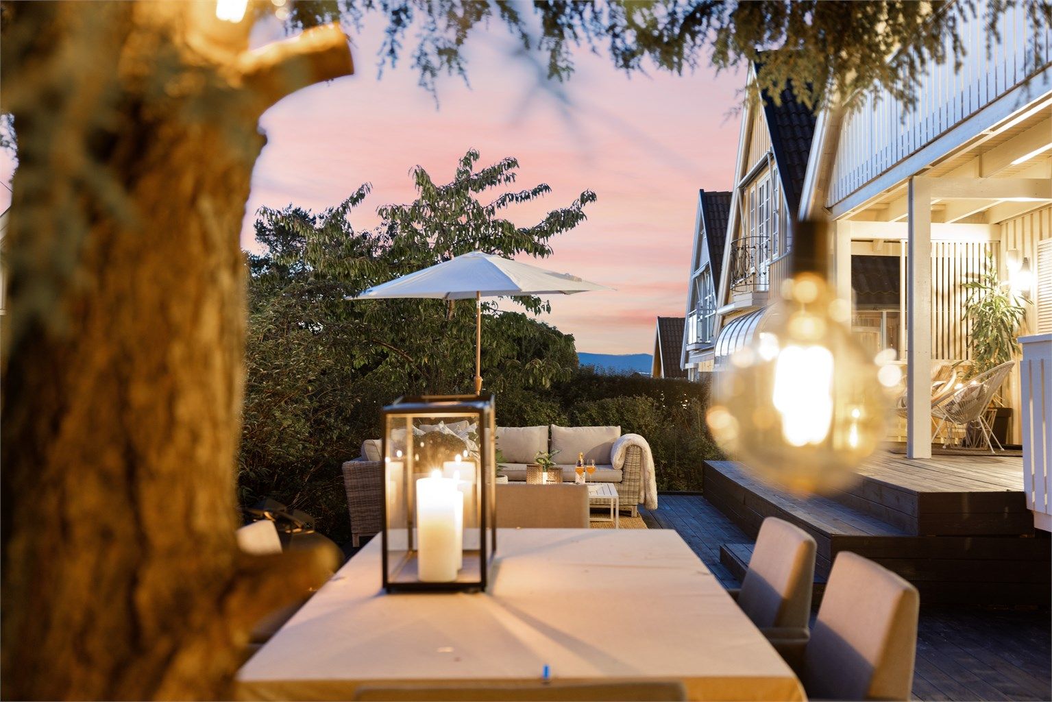 Sydvestvendt terrasse– perfekt for lange sommerkvelder og uformelle sammenkomster. Fra terrassen går du videre ut til en velstelt hage