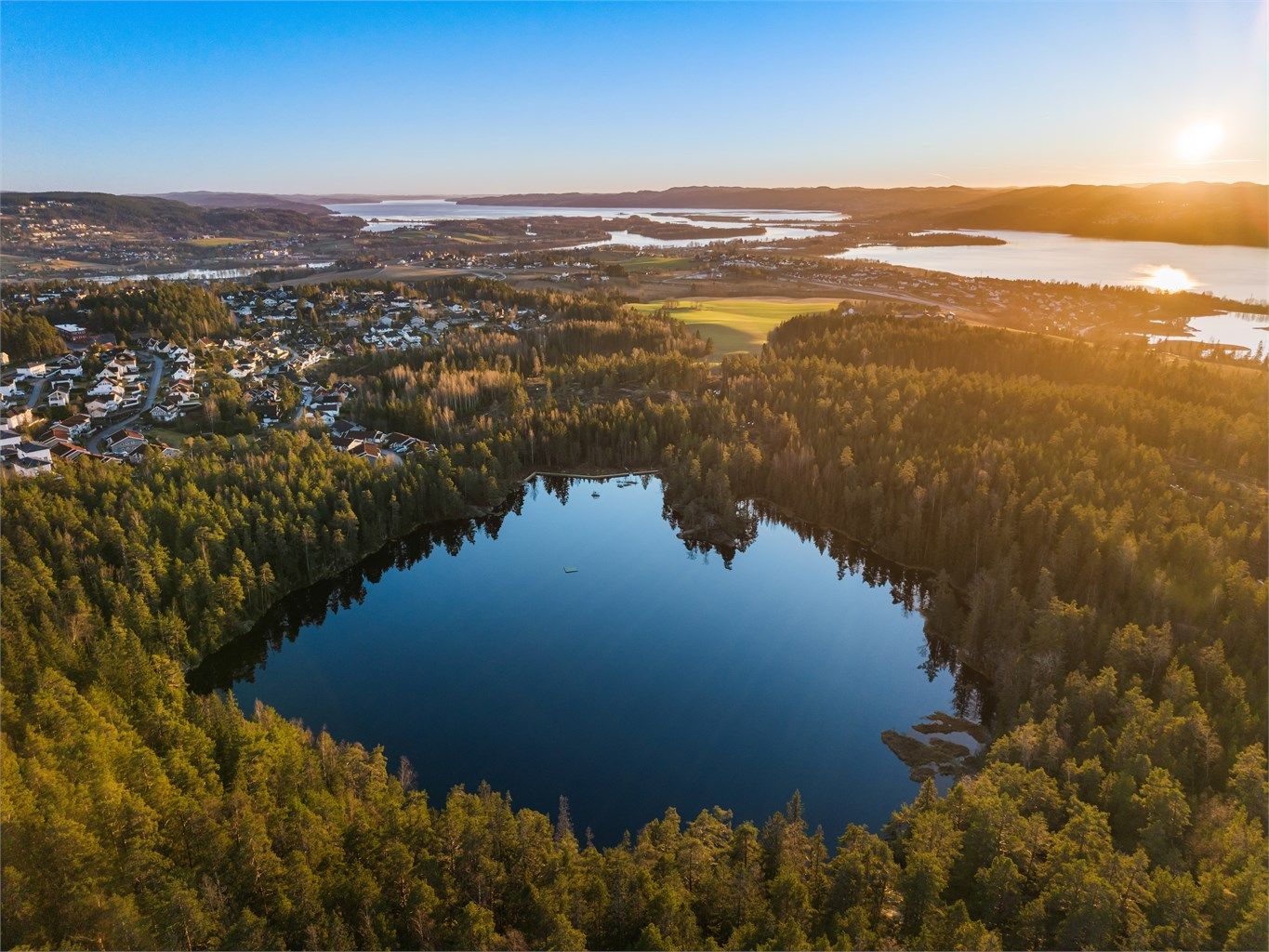 Fra eiendommen er det kort vei til flotte turområder i marka og Tientjern.