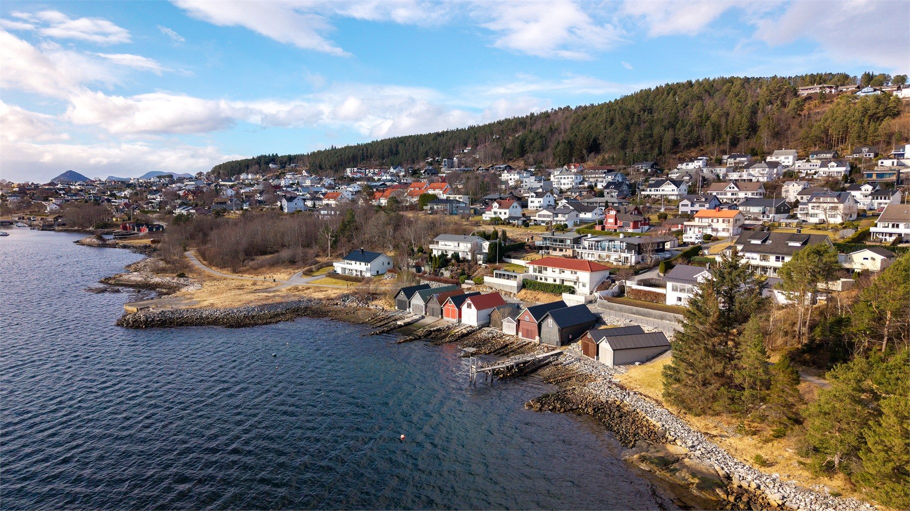 Dronebilde av nærområdet tatt fra øst mot vest