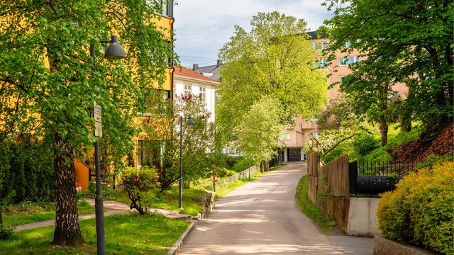 Leiligheten ligger i et populært boligsameie med flotte felles grøntarealer innerst i blindvei.