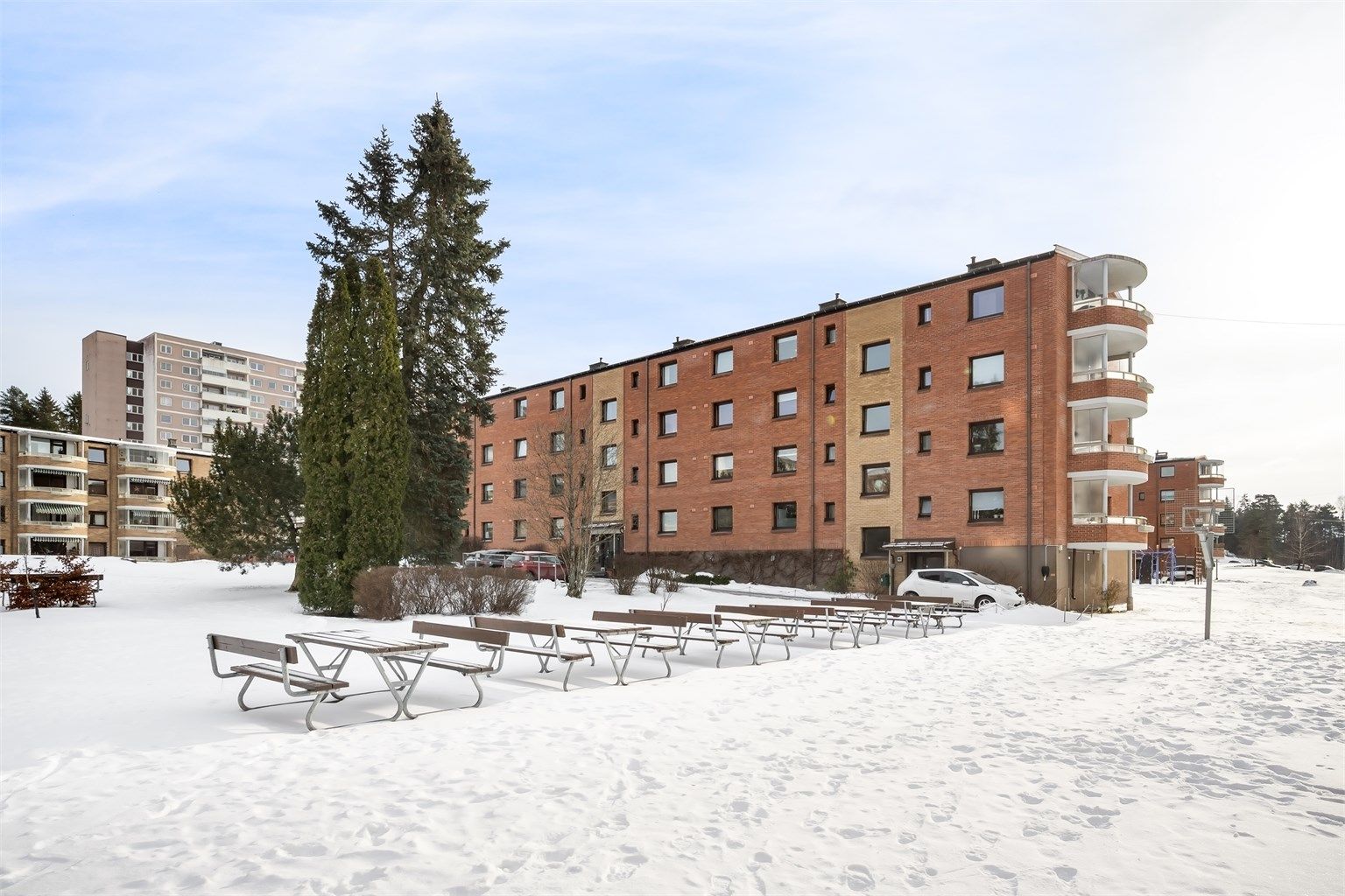 Fellesarealene er pent opparbeidet med plen, sittegrupper og beplantning.
Borettslaget har et eget trimrom hvor andelseiere kan tegne medlemskap til en hyggelig månedlig pris. 