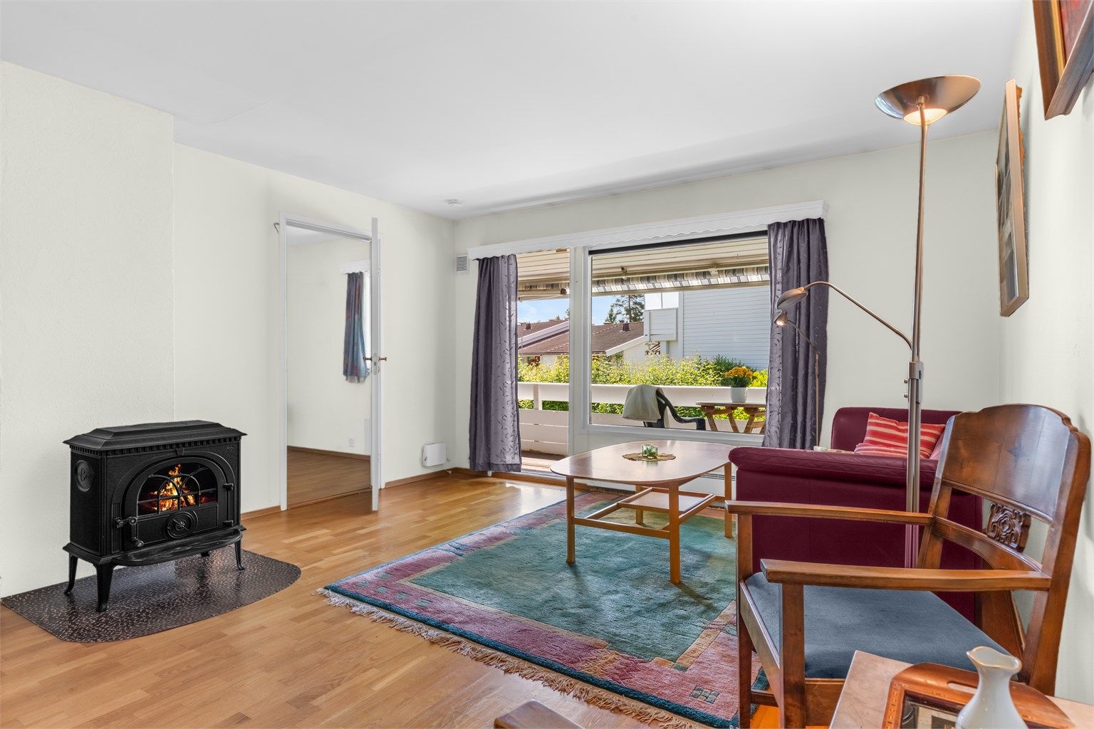 Stue med peisovn for lun og god varme i vinterhalvåret