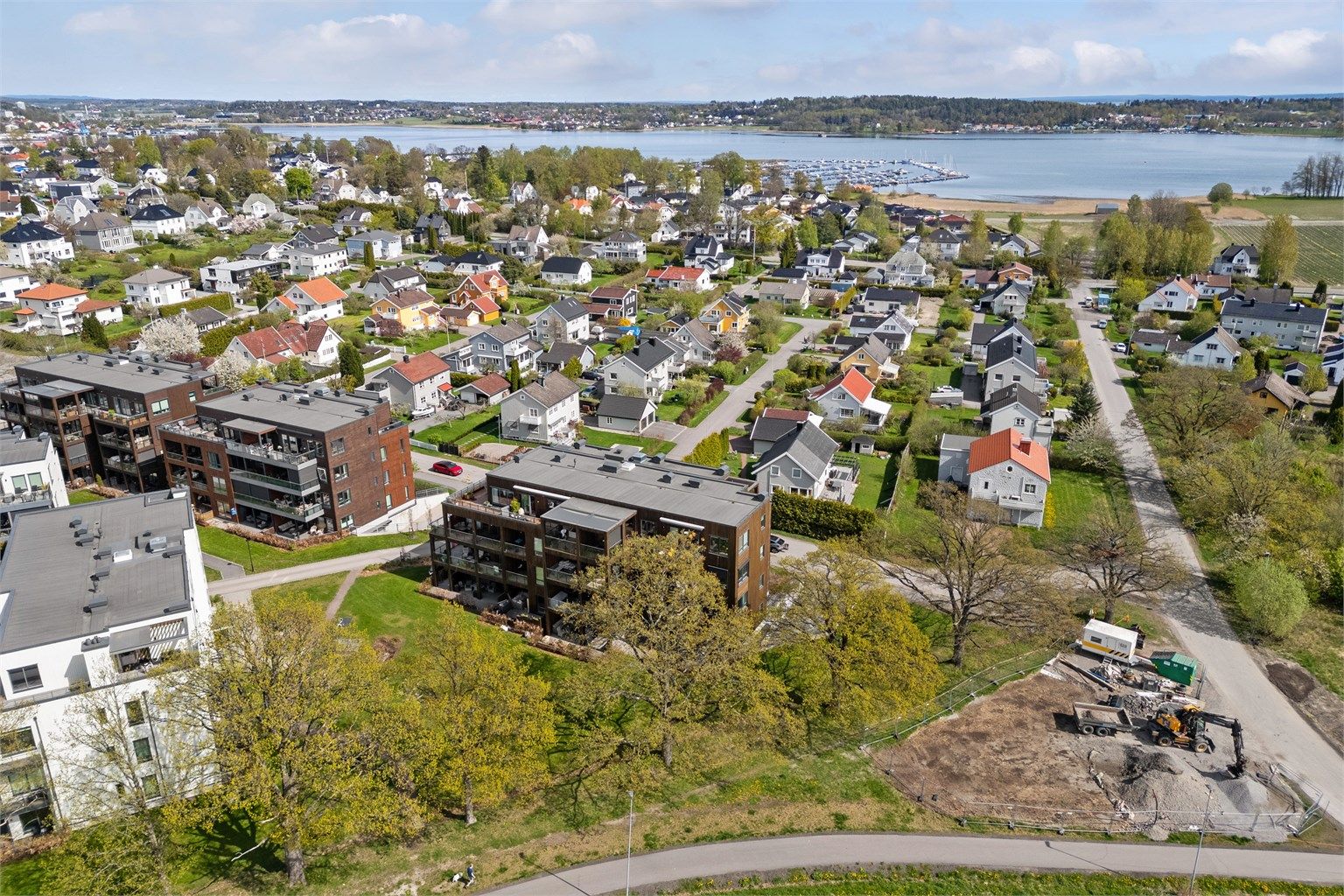 Fra eiendommen er det kort vei til barnehage, barneskole og ungdomsskole, samt bussholdeplass og Teie Torg med servicetilbud.