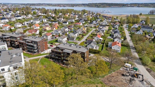 Fra eiendommen er det kort vei til barnehage, barneskole og ungdomsskole, samt bussholdeplass og Teie Torg med servicetilbud.