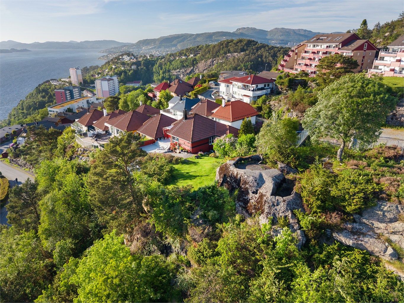 Sentral beliggenhet, fantastisk utsikt, optimale solforhold og nærhet til både natur og byliv gjør Lønborglien til et svært attraktivt bosted.