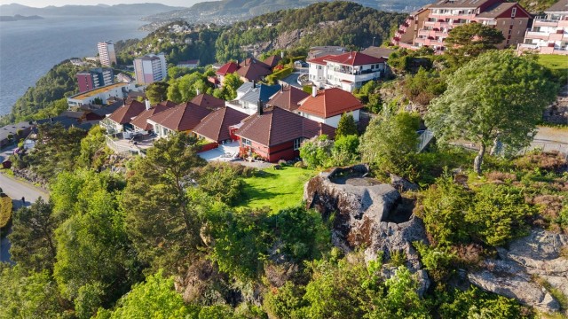 Sentral beliggenhet, fantastisk utsikt, optimale solforhold og nærhet til både natur og byliv gjør Lønborglien til et svært attraktivt bosted.