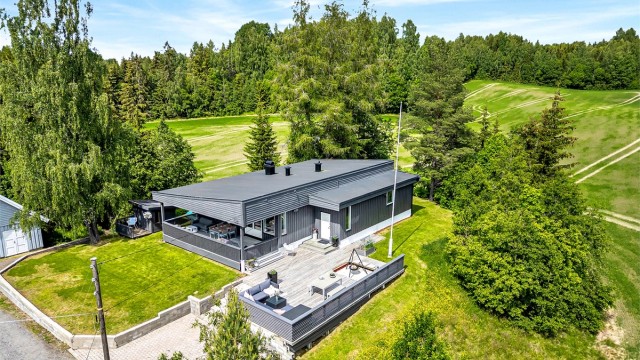 Kort avstand til togstasjon, buss, treningssenter, matbutikk, barnehage, skole, fotballbane, svømmehall, lekeplass, idrettshall med buldrevegg, klatrevegg, crossfit, skatepark m.m.