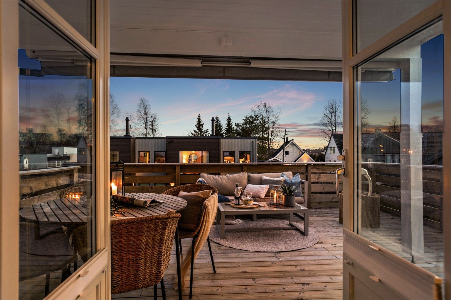 Eiendommen kombinerer roen fra en fredelig blindvei med den umiddelbare nærheten til alt Ski har å by på.