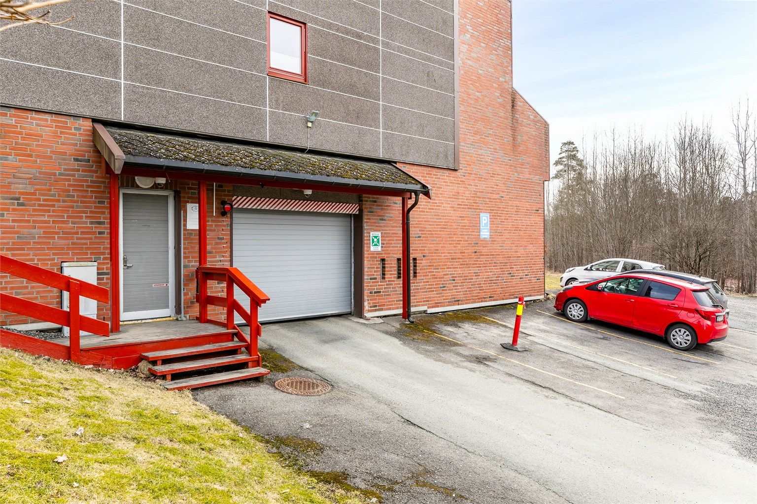 Leiligheten disponerer biloppstillingsplass i felles garasje under nabo-blokken.