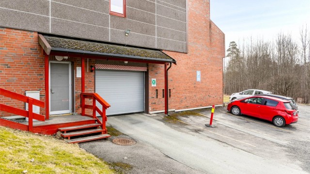 Leiligheten disponerer biloppstillingsplass i felles garasje under nabo-blokken.