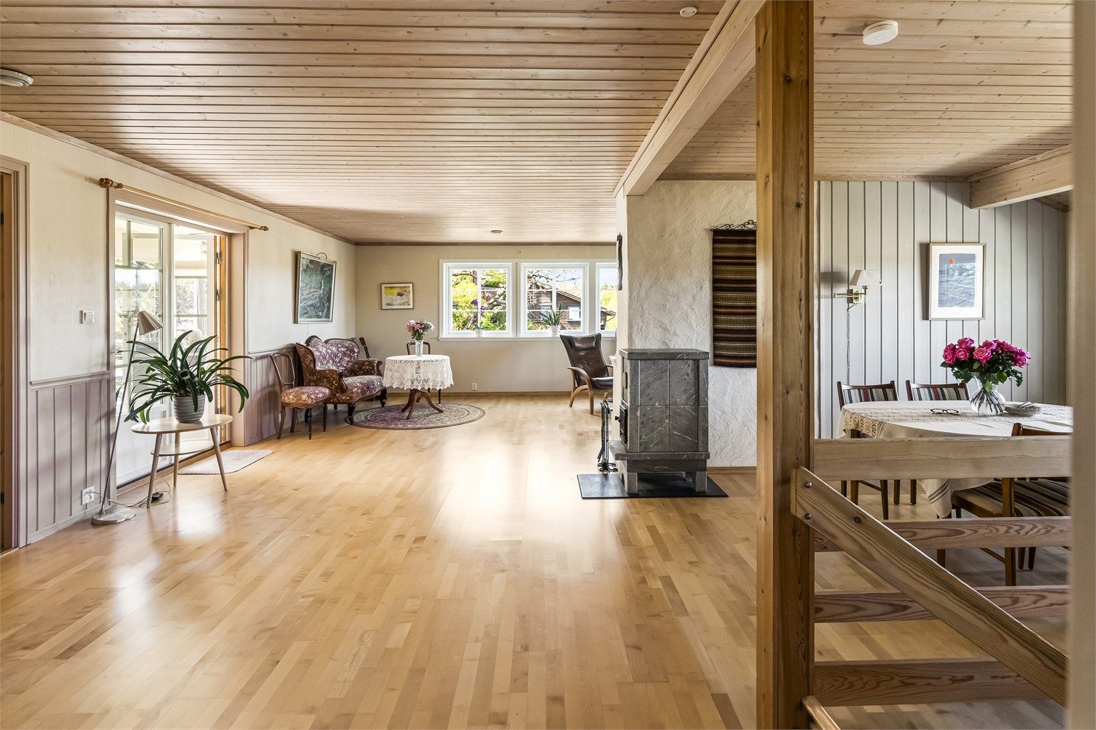 Velkommen opp til andre etasje, boligens hovedplan med store, åpne oppholdsrom og 3-stavs parkett på gulvet.