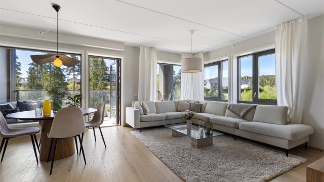 Velkommen til Tristilvegen 27! En lys og moderne 4-roms leilighet med god planløsning i byggets 4. etasje.