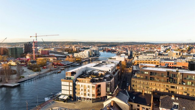 Rett over elven ligger byens nye og store kjøpesenter - et moderne supplement til byens veletablerte forretninger.