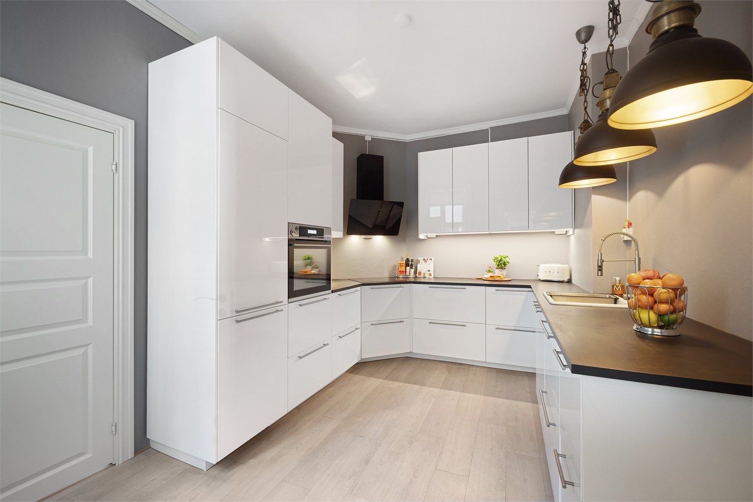 Et moderne og gjennomtenkt kjøkken fra 2019.