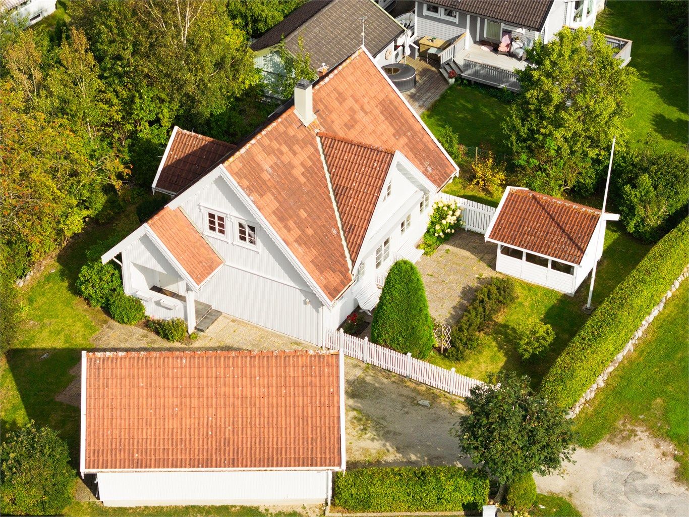 Helt innerst i Hvileberget ligger den hvitmalte eneboligen i nummer 13 med en pent innrammet og usjenert hage.