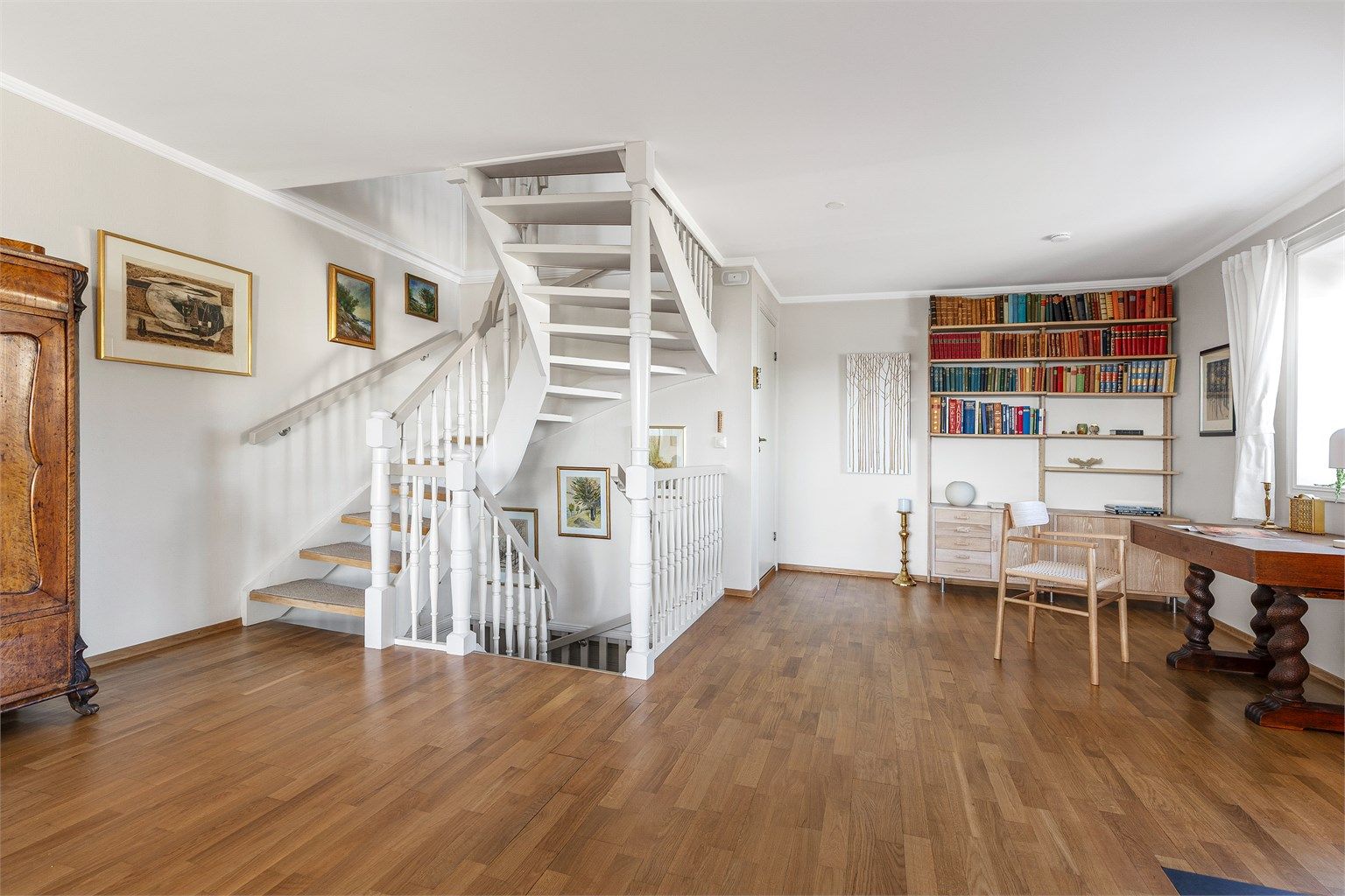 Fra stuen er det tilgang til badet, vaskerommet og toalettrommet.