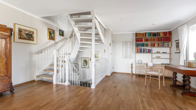 Fra stuen er det tilgang til badet, vaskerommet og toalettrommet.