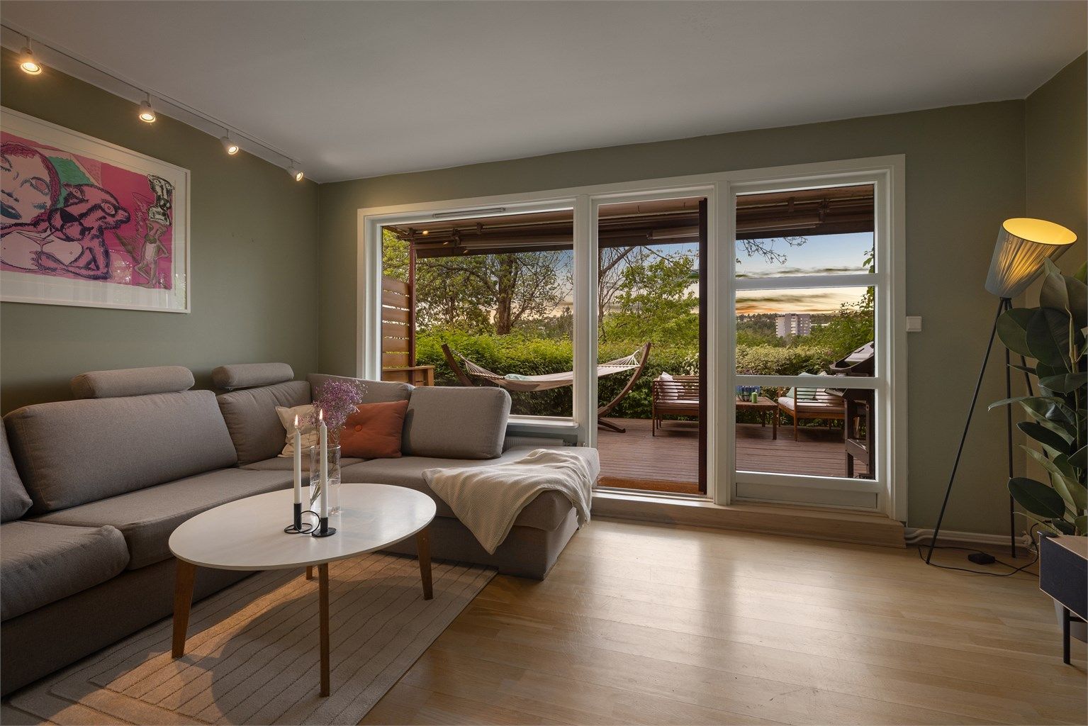 Her bor du tilbaketrukket, men sentralt - med gangavstand til både Frognerparken og Den Engelske Park, kollektivtilbud, butikker, caféer og restauranter.